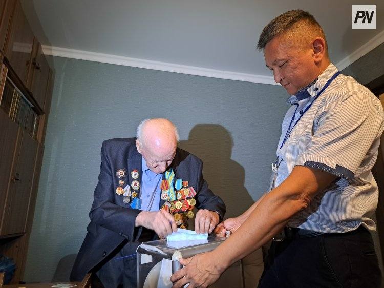 В Павлодаре на выборах в Курултай проголосовал 100-летний ветеран