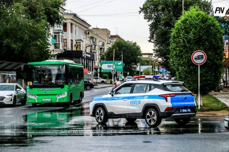 В Павлодаре полицейские сопроводили в больницу машину с потерявшим сознание пассажиром