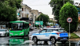 В Павлодаре полицейские сопроводили в больницу машину с потерявшим сознание пассажиром