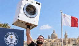 Житель Мальты более десяти раз поднял одной рукой стиральную машину