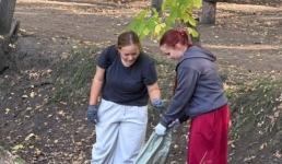В Павлодаре эковолонтеры очистили от мусора пойму реки