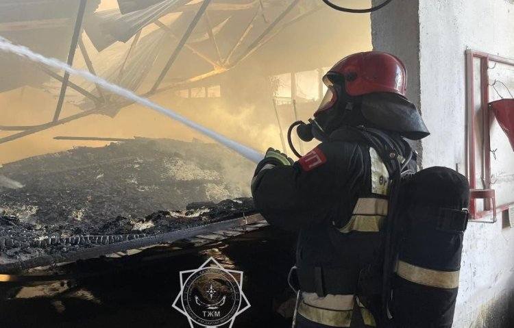 В Павлодаре горела и частично обрушилась кровля цеха предприятия