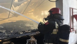 В Павлодаре горела и частично обрушилась кровля цеха предприятия