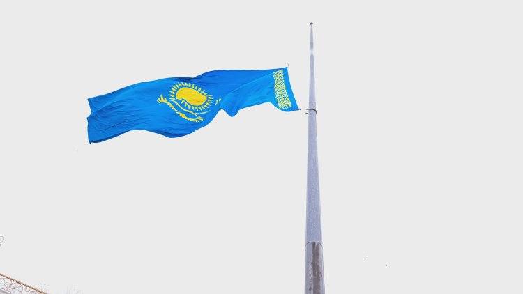 В Павлодаре День Республики начали с поднятия Государственного флага