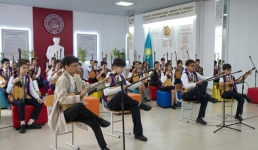 Семьдесят школьников из Павлодара проиграли мелодии степи