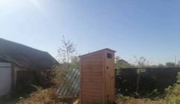 В пригороде Павлодара провалился уличный туалет вместе с женщиной
