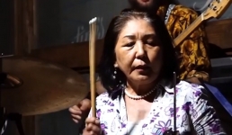 Никогда не поздно 65-летняя барабанщица восхитила Казнет