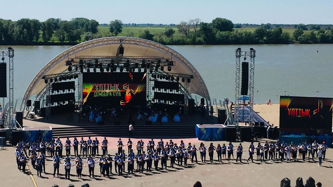 В Павлодаре ко Дню домбры на Ertic Promenade 150 музыкантов области образовали живую домбру