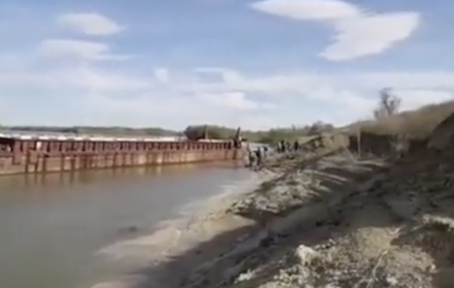 На Иртыше травят мошкару в этом году по всей области