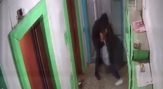 Нападение на девушку в подъезде дома попало на видео в Павлодаре 