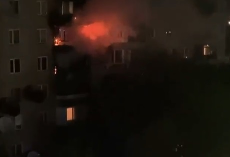 Ночной пожар в Павлодаре вынудил покинуть квартиры полсотни жителей
