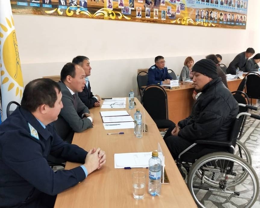 Житель пригородного села Экибастуза попросил акима о пандусе 