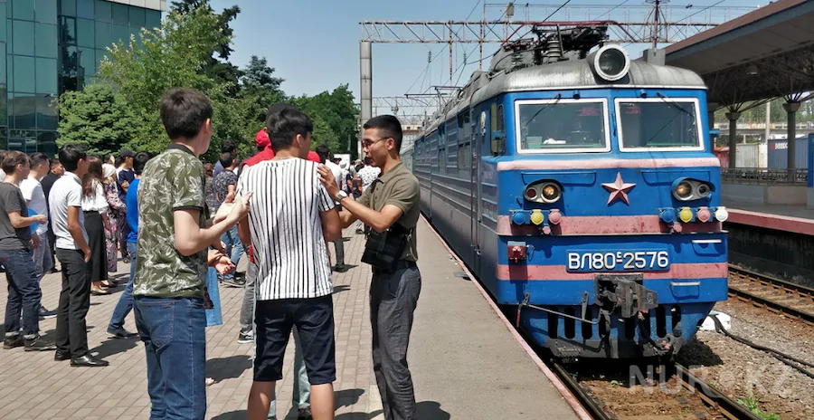Курить в казахстанских поездах запретили пассажирам