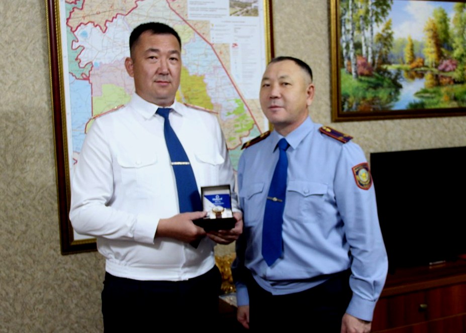 За спасение тонувших сестер наградили полицейского в Павлодаре
