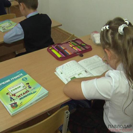 Первоклассникам перестали выдавать учебники на руки 