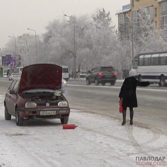 Сколько человек пришли на помощь водителю в центре города?