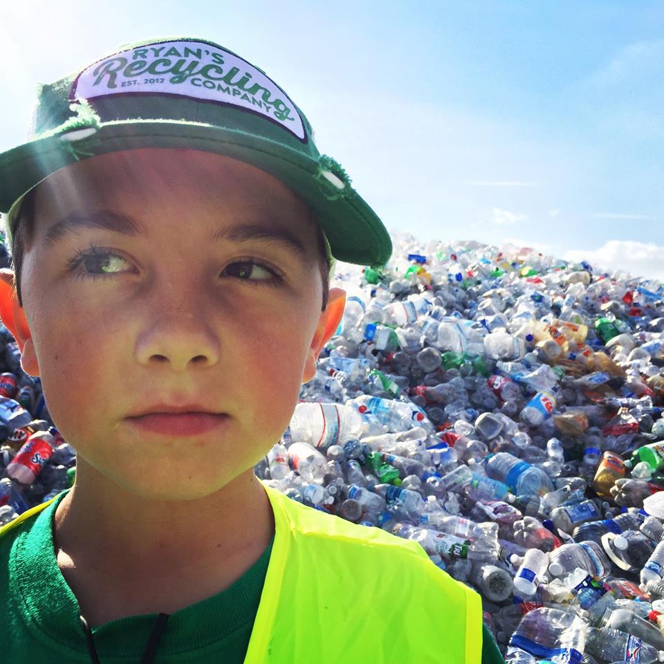 9-летний мальчик ради спасения планеты собрал уже 500 000 бутылок