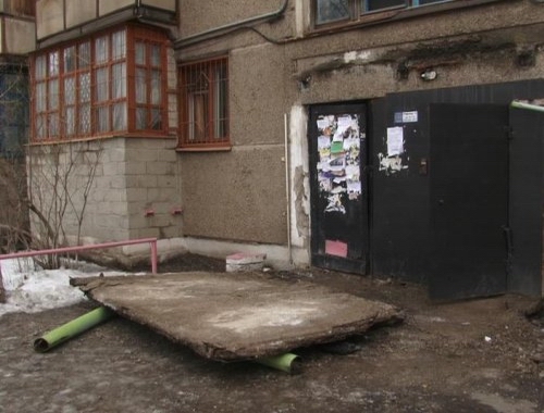 Второй за несколько лет подъездный козырек обрушился в Павлодаре
