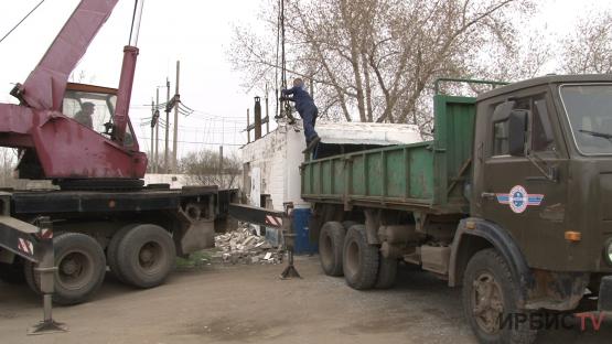 В Павлодаре сносят незаконные киоски