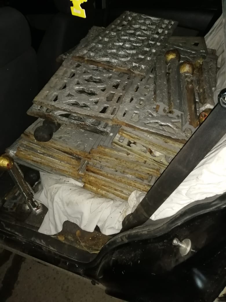 Автомобилиста с оградками и мотоциклиста с мешком травы задержали полицейские в Павлодаре