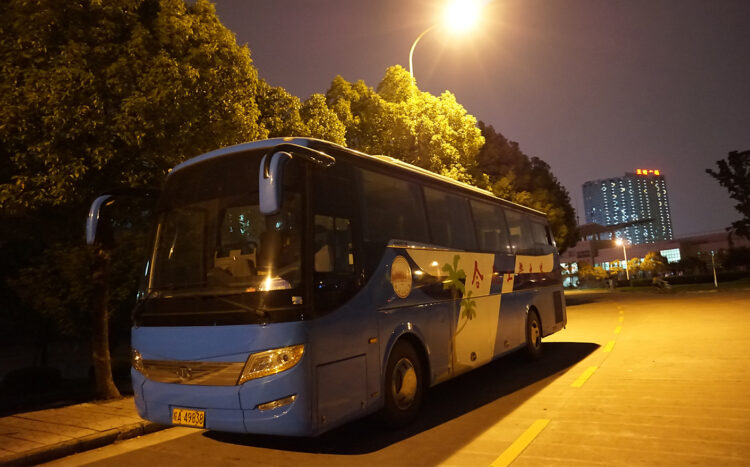 Пассажирку автобуса забыли ночью посреди степи в Павлодарской области