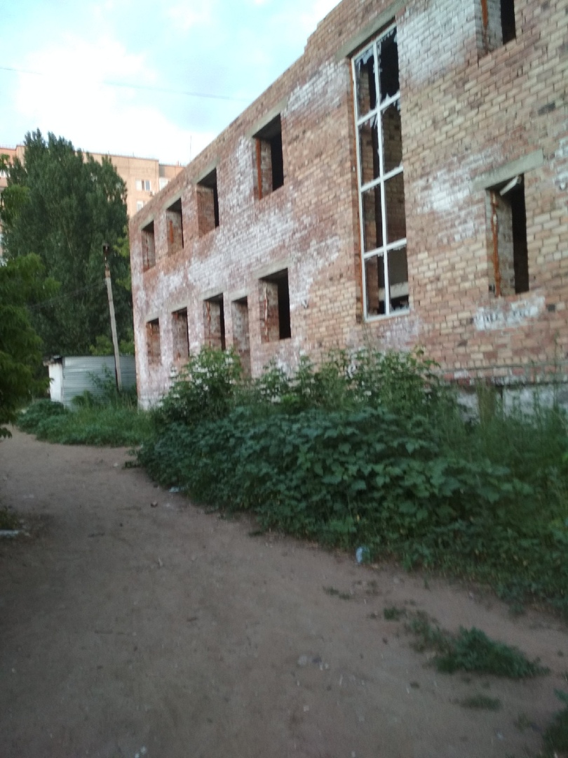 Заброшенное здание посреди города пугает Павлодарцев