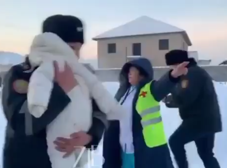 Трогательное видео спасения младенца после крушения самолета в Алматы