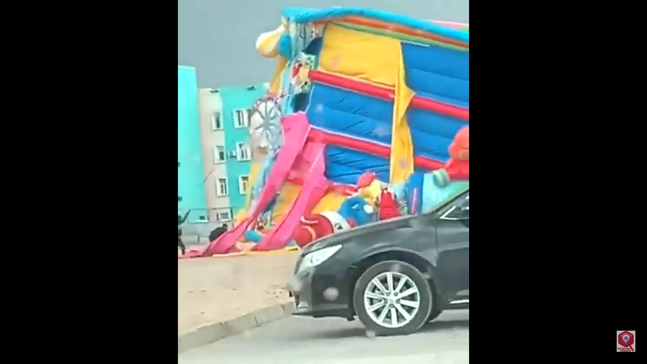 В Жанаозене опрокинулась надувная детская игровая площадка