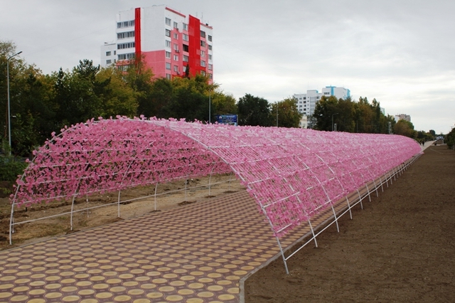 Восстановленная арка ждёт своих АККУРАТНЫХ посетителей.