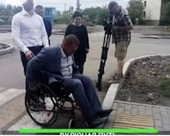 Мэр Нижнего Тагила посадил чиновников в инвалидные кресла
