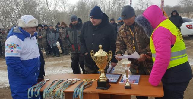 По мешку моркови получили в подарок победители турнира по спортивной рыбалке в Прииртышье 0
