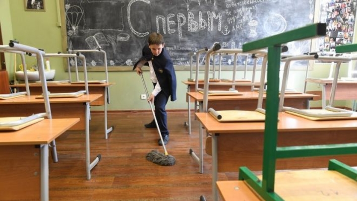 Школьники начнут мыть за собой классы вместо техничек в Казахстане