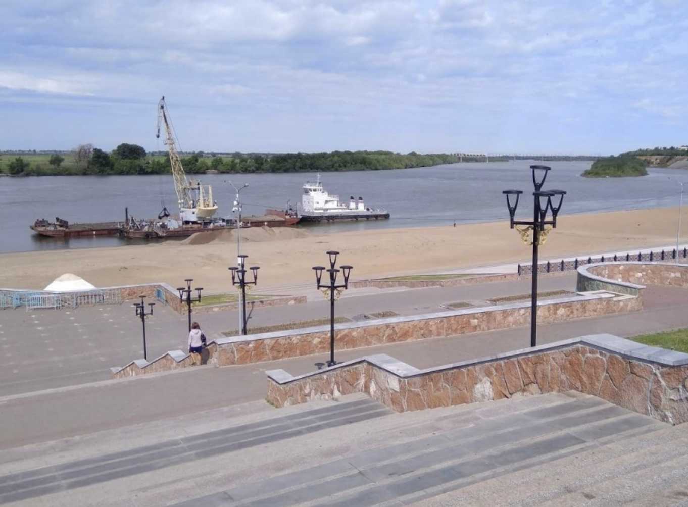 В Павлодаре обустраивают территорию пляжа