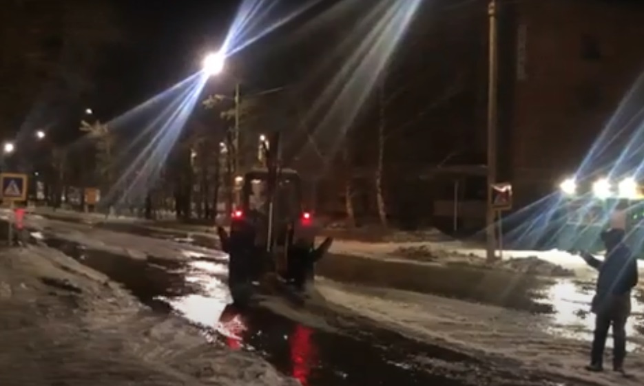 В Павлодаре перекрыто автомобильное движение по улице Катаева из-за протечки воды