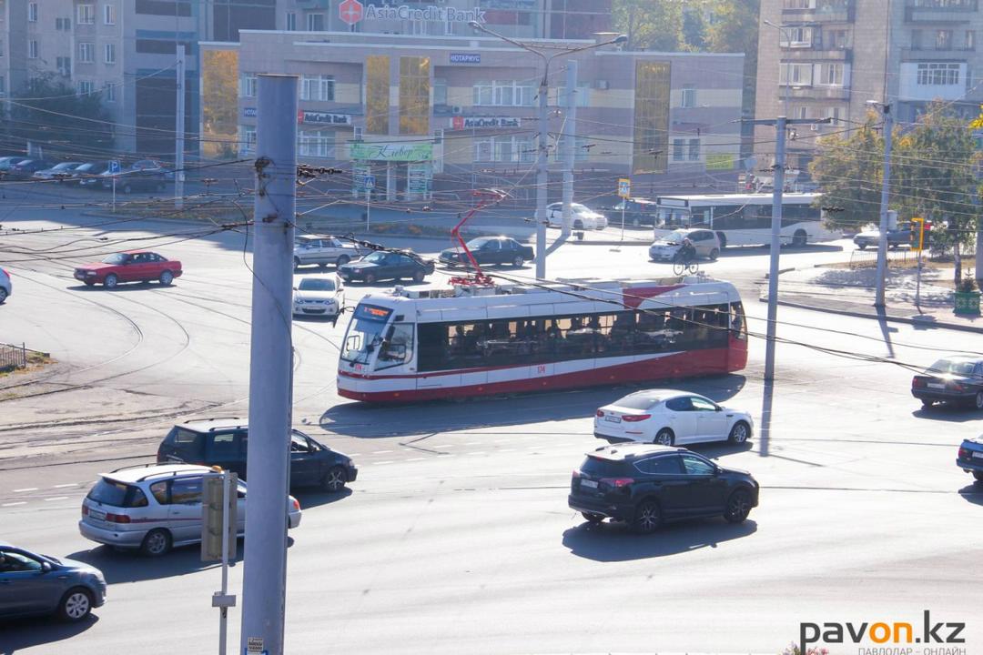 В Павлодаре водителя трамвая зажало между вагонами