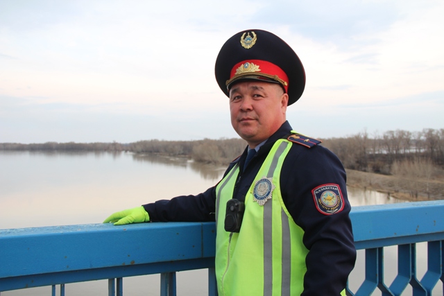 В Павлодаре полицейский спас потерявшуюся десятилетнюю девочку