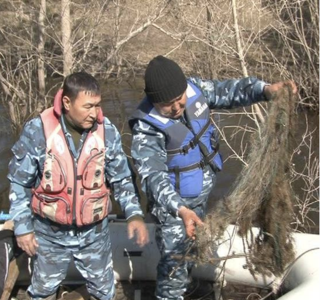 Реку Усолку очищают от давно заброшенных сетей