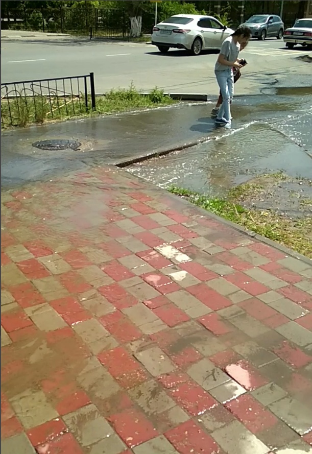 Затопило тротуар по улице Астана 