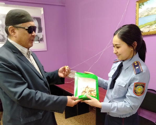 На вес золота: осужденные смастерили грифели для незрячих в Павлодаре