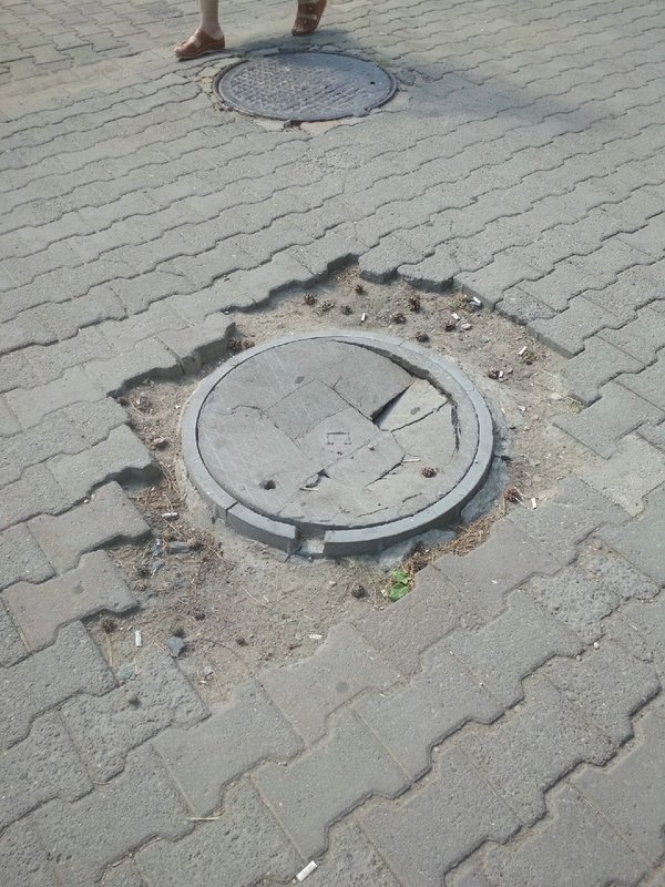 Сломанная крышка колодца в центре Павлодара
