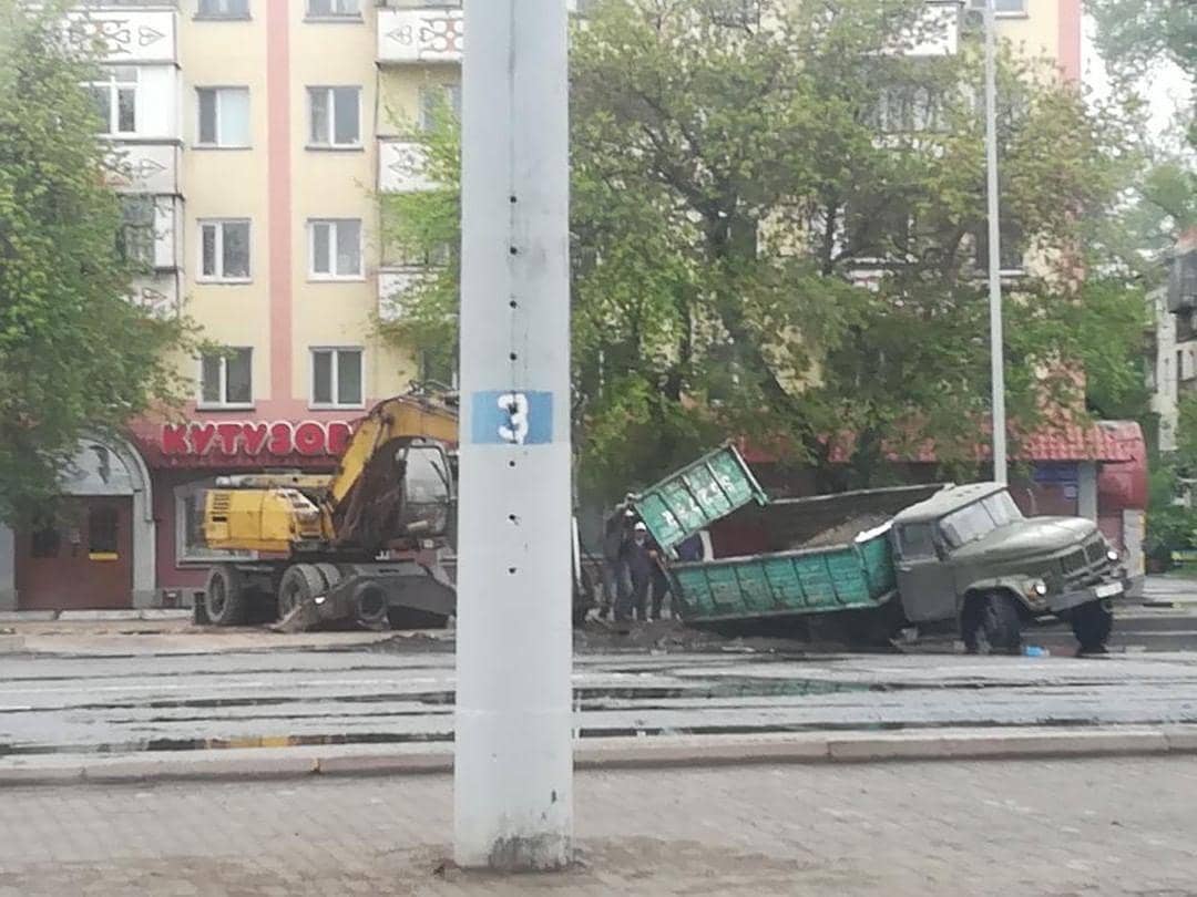 Самосвал провалился в яму вчера на проспекте Нурсултана Назарбаева