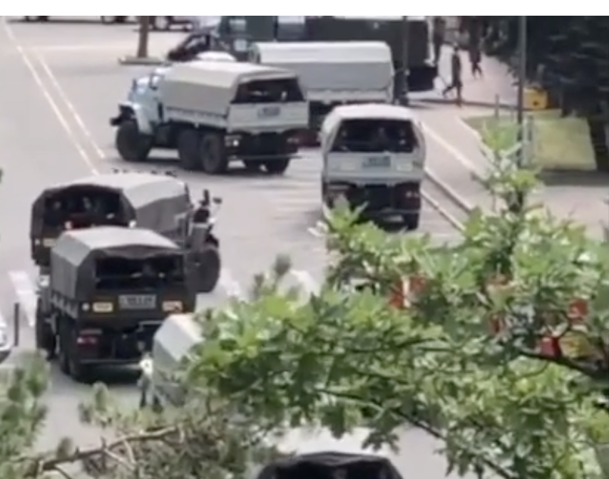 В Алматы двигается военная техника
