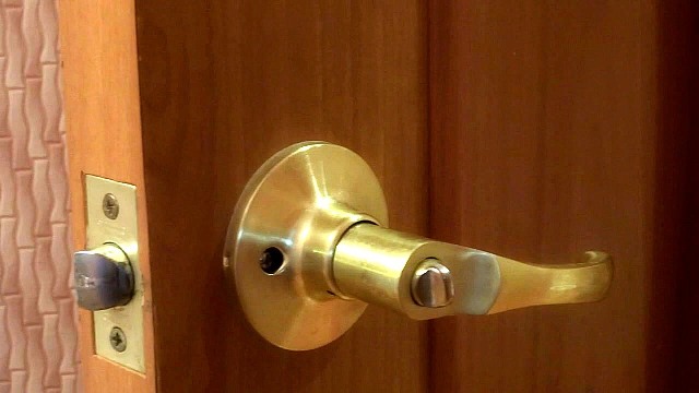 Вызволять ребенка из туалета пришлось спасателям из Экибастуза
