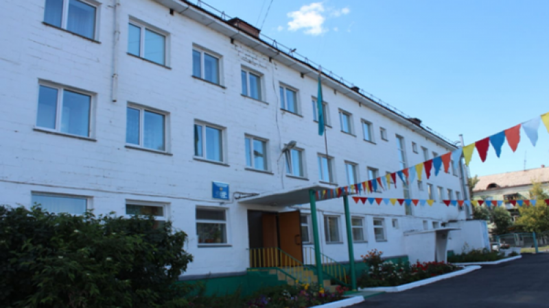Смотрел за душевыми девочек из кабинета директор спеццентра в Павлодаре