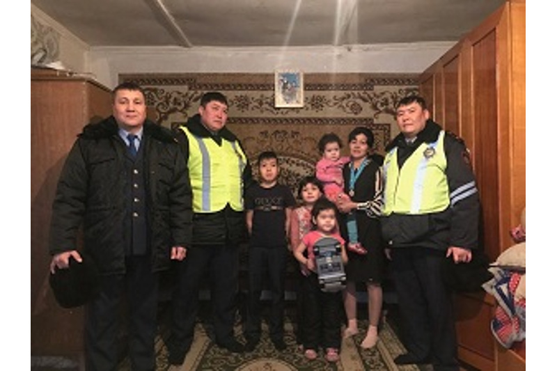 #ДелайДобро: сельчанку с 6 детьми взяли под опеку полицейские в Павлодарской области