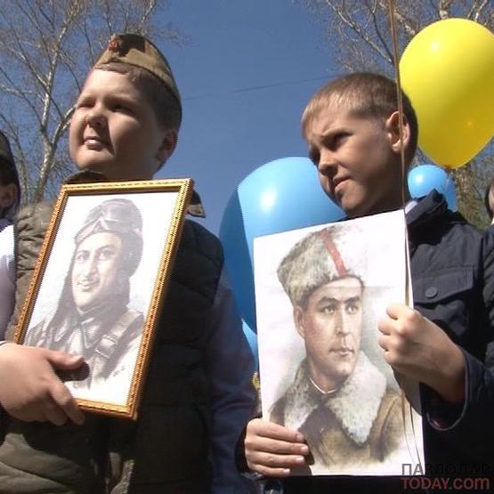 Сотни учеников 34 школы запустили в небо шары и промаршировали с портретами прадедов, сражавшихся за Родину