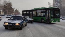 В Павлодаре пассажирский автобус столкнулся с ВАЗом