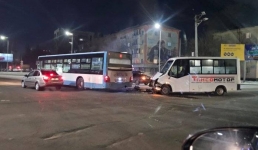 В Павлодаре столкнулись автобус и маршрутка