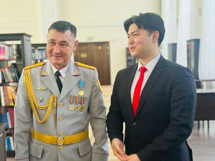 Павлодарские студенты поблагодарили полицейских за спасение