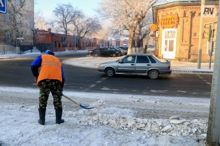Аким Павлодара проверил, как коммунальщики вывозят снег